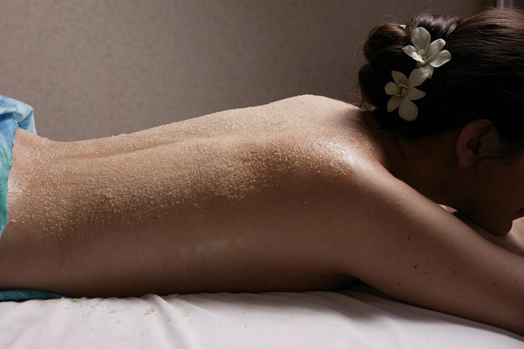 Peeling na chrbát s morskou soľou po návšteve parného kúpeľa alebo sauny