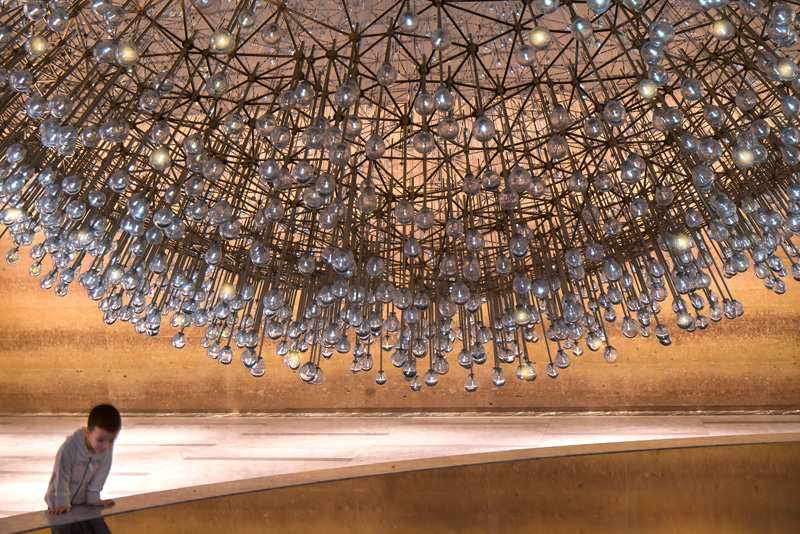 Lucent - umelecká socha tvorená viac ako 3100 svetlami naše-vesmírne-sochárske sklo-žiarivé-ručne-fúkané-svetlo-zrkadlo-dieťa