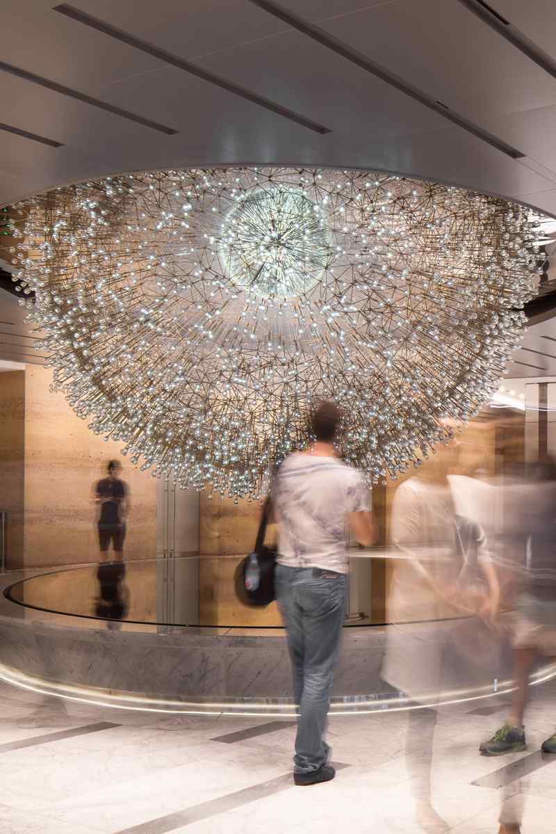 Hviezdy nášho vesmíru ako svetlá vyrobené z ručne fúkaného skla our-space-socha-sklo-lucent-artwork-mirrored-surface-lobby-hancock-center
