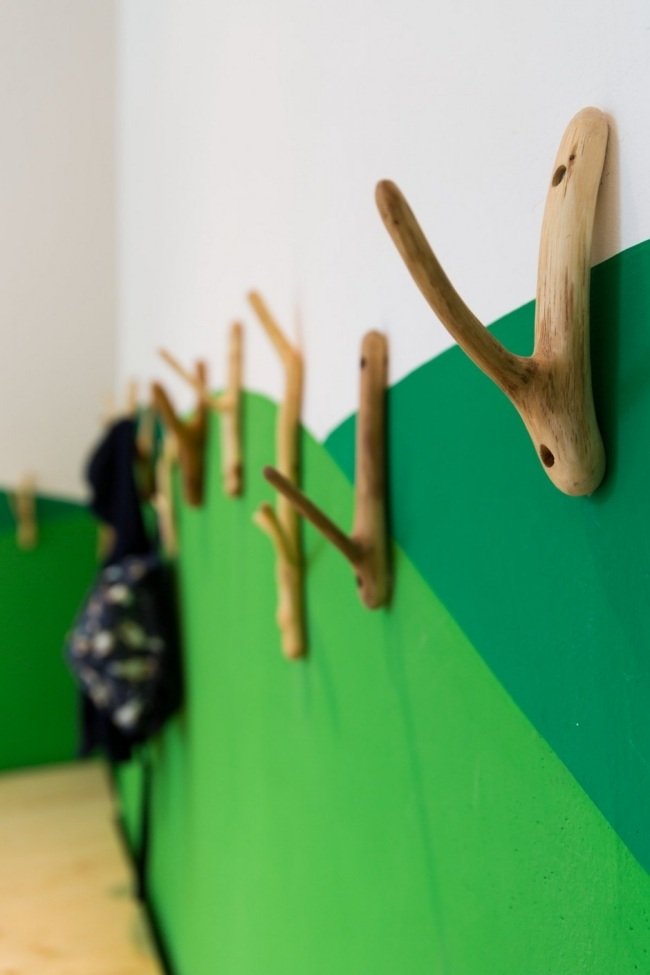 Kabátový háčik Kita-interiérový dizajn dreva-zelený dizajn steny