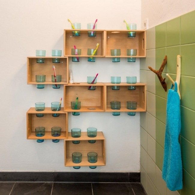 Kita Berlin Drachenhöhle interiérový dizajn Kúpeľňové zariadenie s otvorenými policami