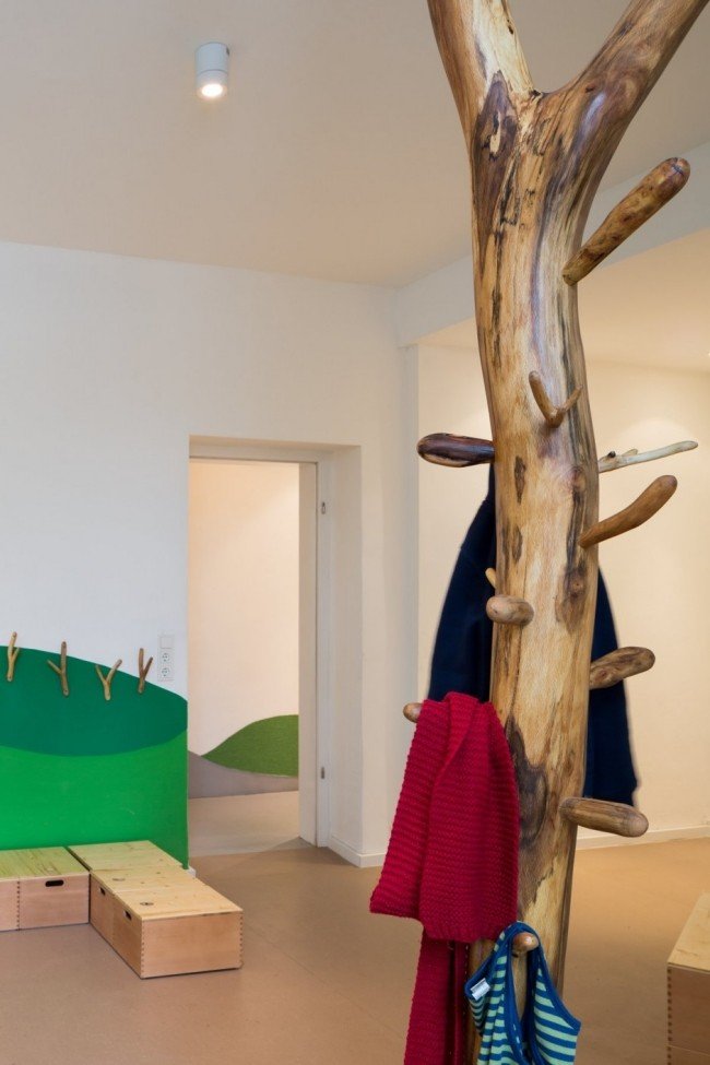 Dizajn stromovej optiky na stojanoch-nábytok do škôlky Baukind je ergonomicky spravodlivý