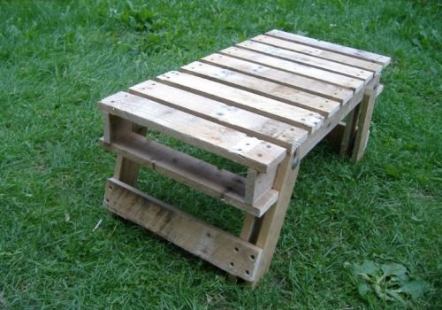 záhradný nábytok z europaliet na upcyklovanie stolov v záhrade