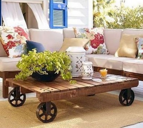 konferenčný stolík vyrobený z europaliet upcyklovaná vnútorná terasa konferenčný stolík vyrobený z europaliet na upcyklovanú vnútornú terasu