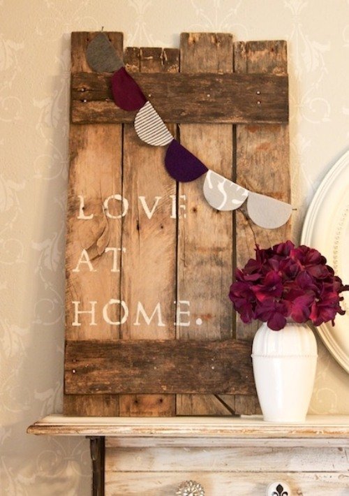 dekorácia na stenu z drevených paliet upcyklované vázy kvety nástenná dekorácia z drevených paliet upcyklované umelecké vázové kvety