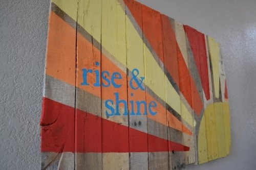 nástenná dekorácia z drevených paliet veselo upcyklované slnko nástenná dekorácia z drevených paliet upcyklované umenie slnko šťastné