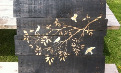 nástenná dekorácia vyrobená z drevených paliet upcyklovaných vtákov nástenná dekorácia z drevených paliet upcyklovaných umeleckých vtákov