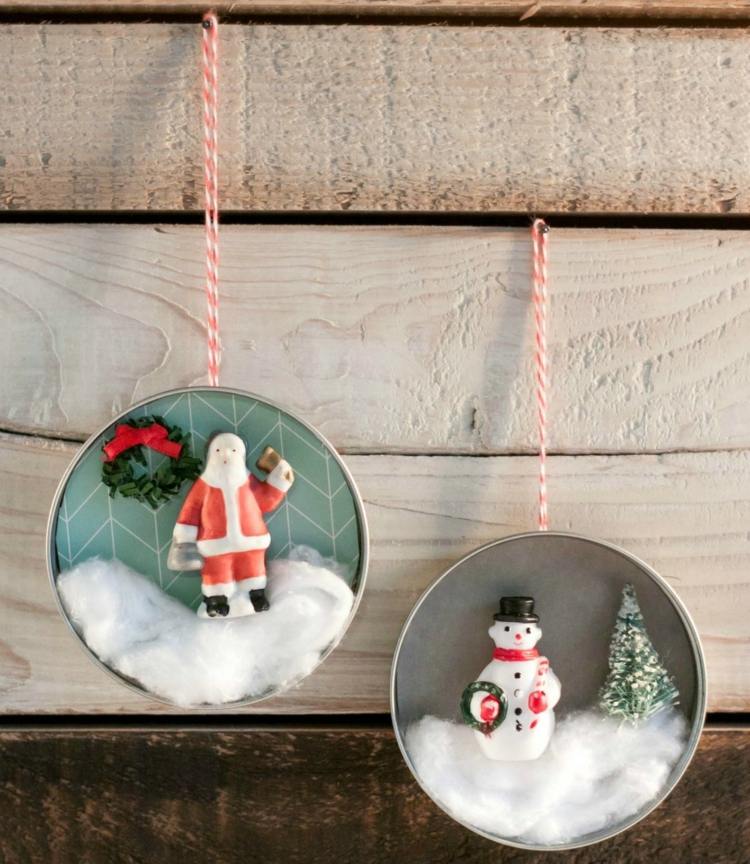 Prívesok ako nápad na vianočnú upcycling s viečkami a vianočnými figúrkami