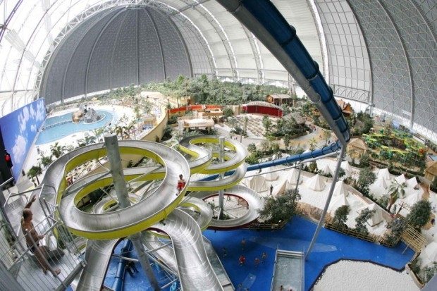 Vzducholoď Halle sa zmenila na zábavný park - požiar v Berlíne Flugschiff Halle sa zmenil na zábavný park-tropické ostrovy značky Berlin