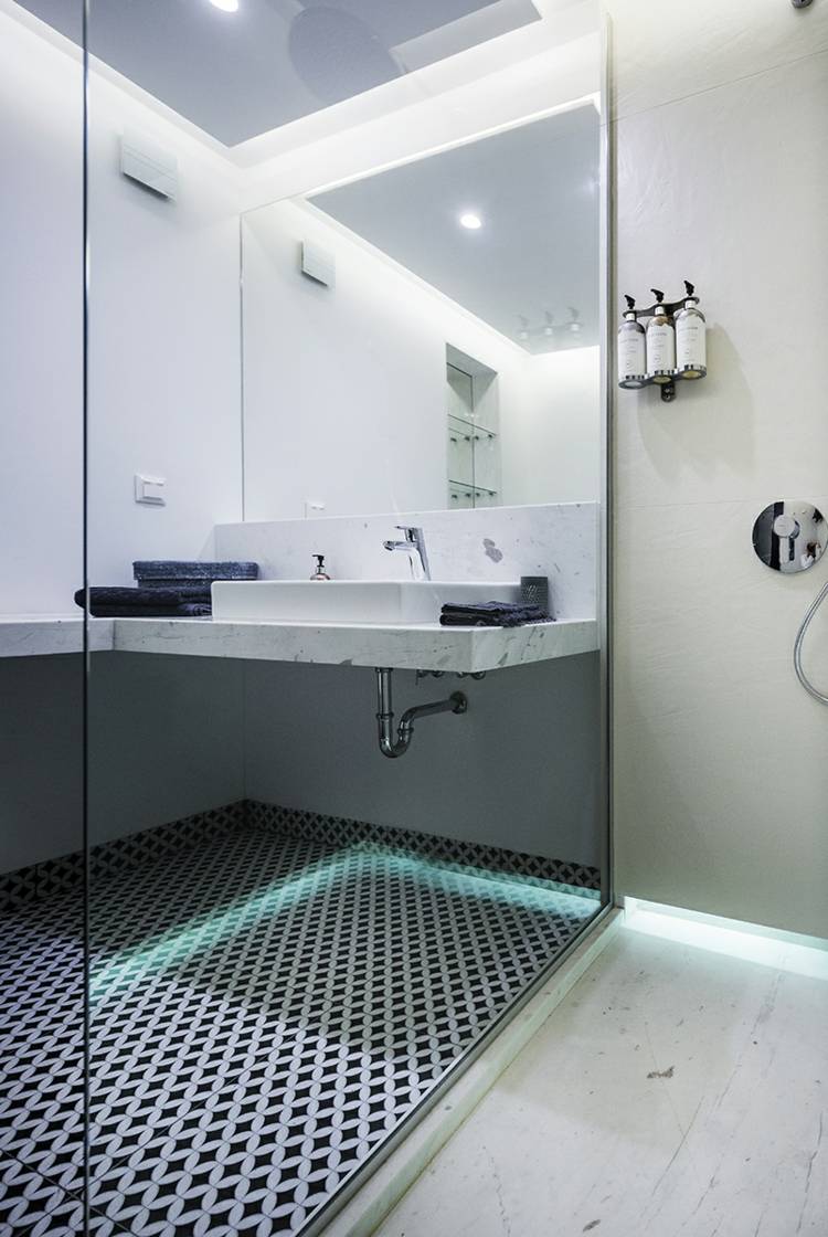 Hotel Sea Senses v Bulharsku ako destinácia bohatá na kultúru a históriu prázdniny-bulharsko-kúpeľňa-mokrá-komora-sklo-sprcha-kameň-umývadlo-konzola