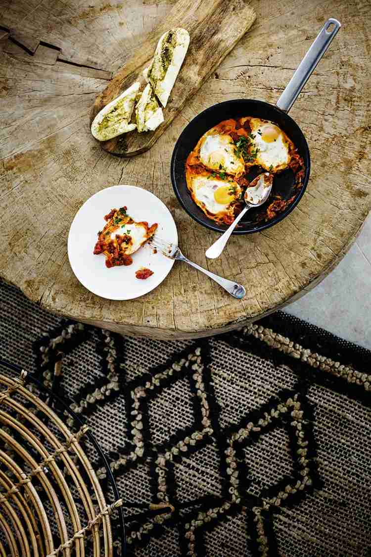 V hoteli vyskúšajte typické bulharské jedlá prázdniny-bulharsko-destinácia-relaxácia-sozopl-burgas-rustikálny-jedálenský stôl-okrúhly