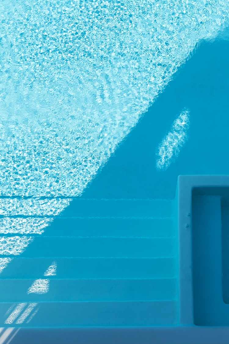 Dovolenka v Bulharsku - kúpanie v bazéne alebo v mori prázdniny-bulharsko-bazén-moderné-voda-krištáľovo-čisté-relaxačné