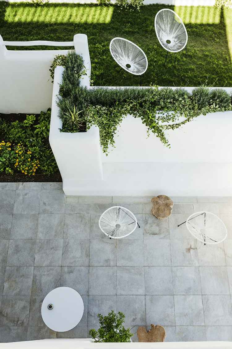 Prirodzená zeleň v hoteli Bulharsko prázdniny-bulharsko-terasa-vyvýšená posteľ-ekologizácia-stoličky-drôt-súčasný-nábytok