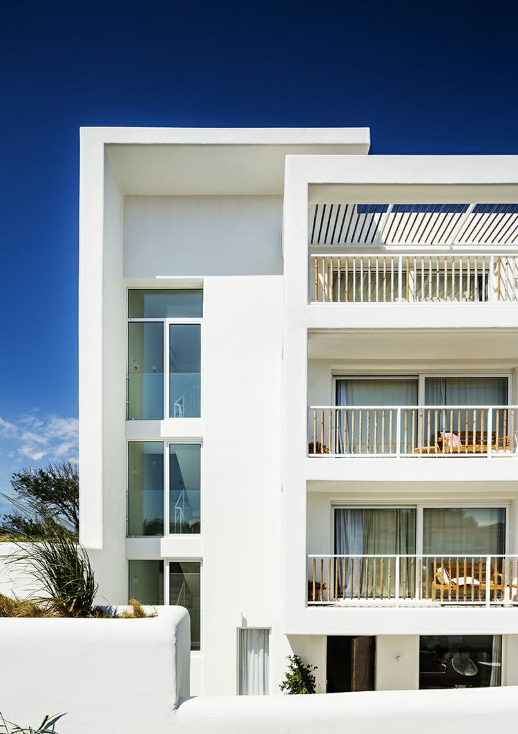 Fasáda hotela so stredomorskou atmosférou prázdniny-bulharsko-butik-hotel-more-zmysly-biela-fasáda-stredomorská