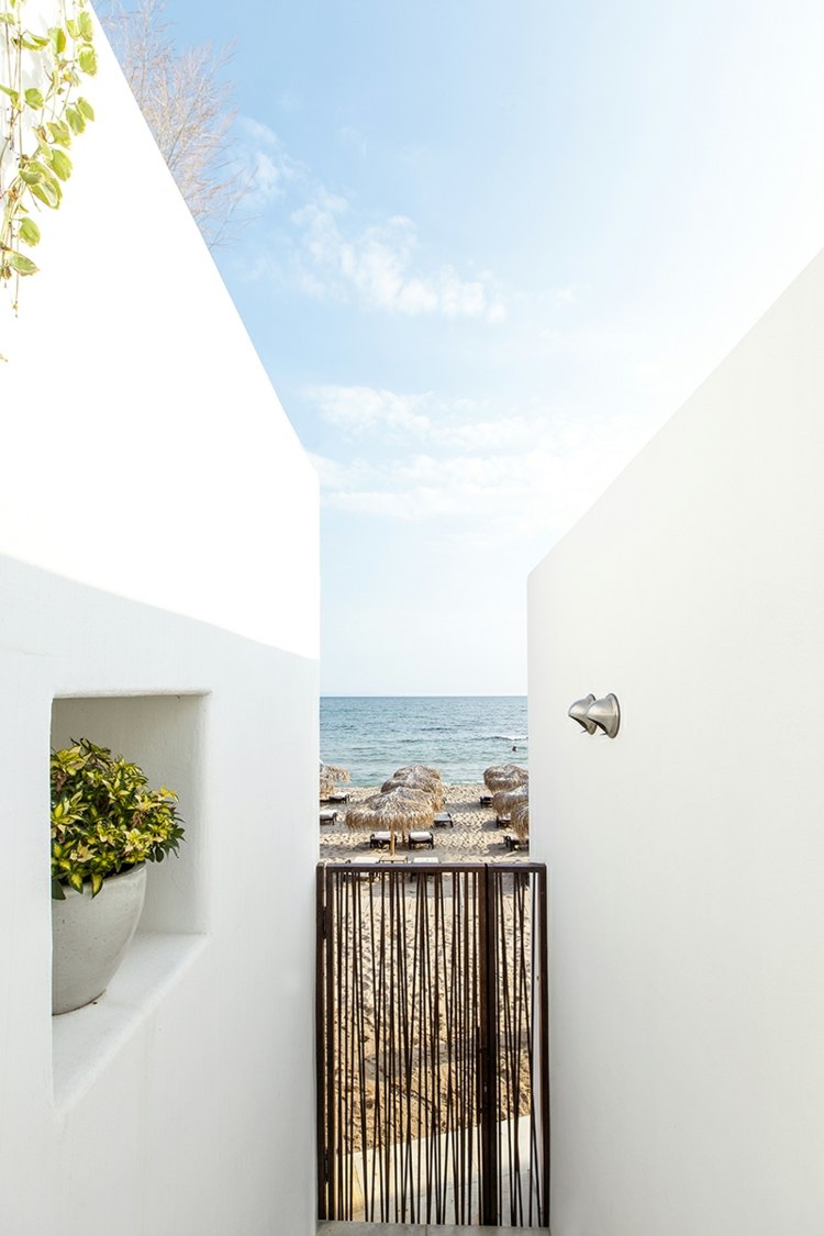 Bulharská pláž je priamo pred hotelom prázdniny-bulharsko-pláž-východ-kvetináč-dekorácia-stredomorský-vkus-exotické