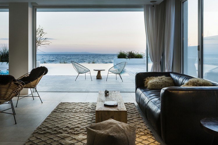 Dovolenka v Bulharsku pri Čiernom mori - luxus a pohodlie v butikovom hoteli dovolenka v Bulharsku štýlovo-zariaďovací-kožený-gauč-salónik