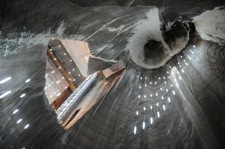 dovolenka v Rumunsku jaskyňa-turda-baňa-osvetlenie-futuristické