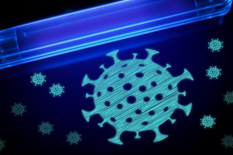 postava veľkého koronavírusu a malých obrazov koronavírusu viditeľných cez ultrafialové svetlo