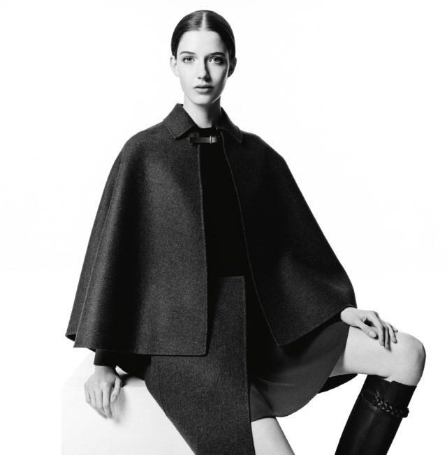 Európsky model pre Valentina s pončo Kampaň na vlnené pončo Valentino