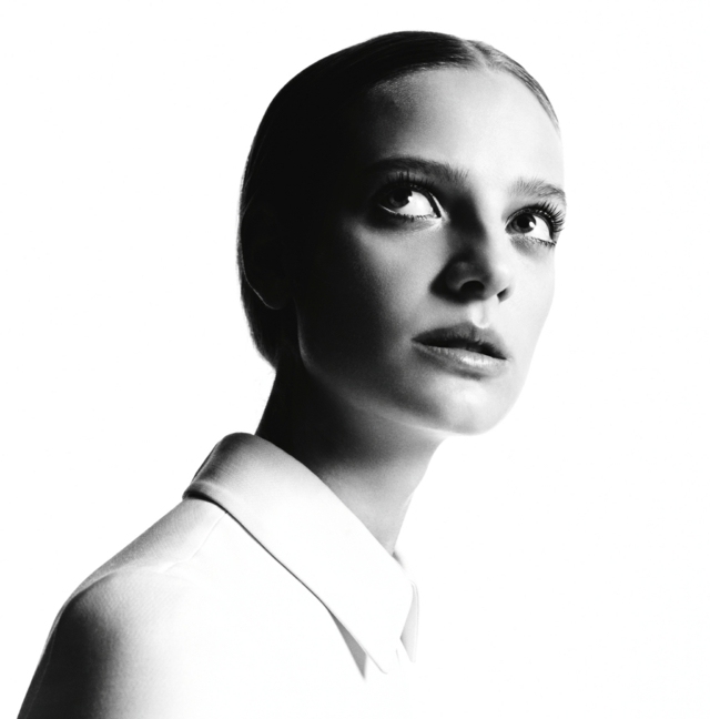 reklama na expresívny vzhľad pre módu Valentino monochromatické-foto-biela-košeľa-valentino