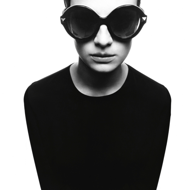 Čierne slnečné okuliare, čierne šaty Valentino Maartje-Verhof-for-Valentino-čierno-biele-fotografie