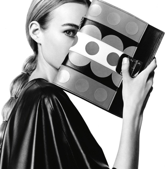 dlhé vlasy s čiernym pončo a kabelkou Kožený kabát s vreckami a okrúhlymi figúrkami