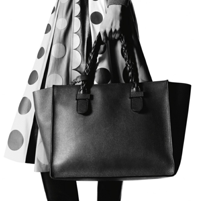 Šaty s nariasením v štýle 60. rokov s koženou kabelkou Valentino Šaty-s-okrúhlymi motívmi-a-kožená-kabelka