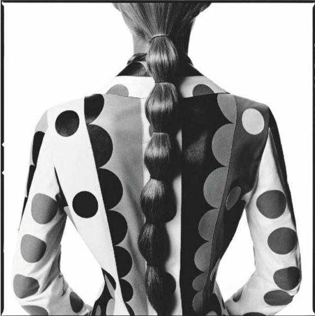 Šaty Valentino s okrúhlymi motívmi dlhé vlasy s čelenkami Maartje-Verhoef-pre-Valentino-jeseň-zima