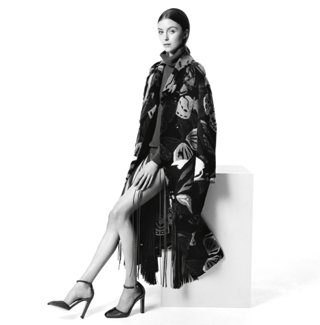 Rovné vlasy s oblečením Valentino na jeseň Kabát s vysokými podpätkami s okrajmi-Valentino-Designer-Collection