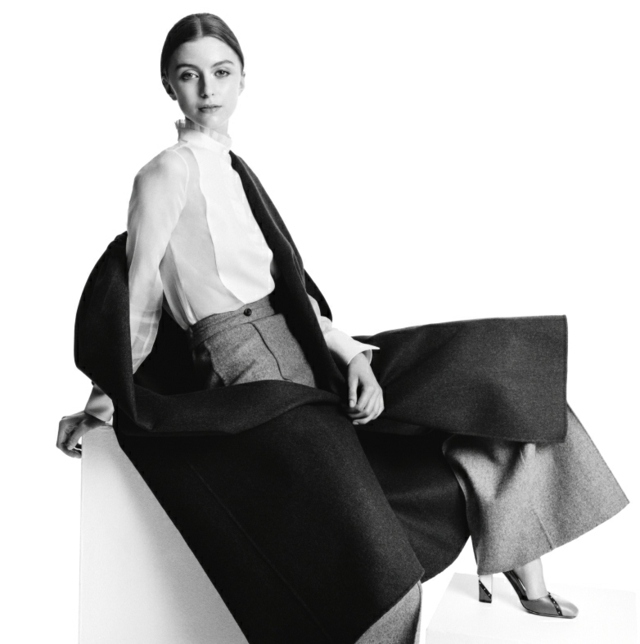 Zvonové nohavice zo 60. a 70. rokov s kravatou Valentino pre ženy Ine-Kuusik s bielou košeľou a nohavicami