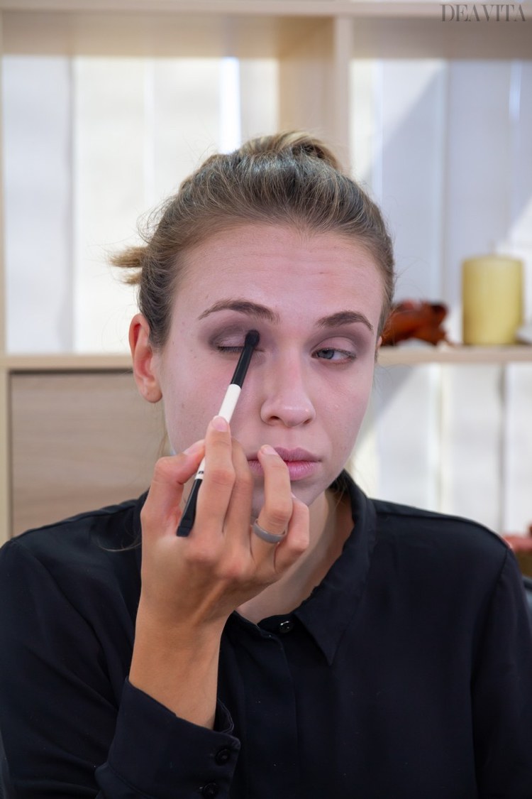 Záhyb hnedých očných tieňov upírskym make -upom