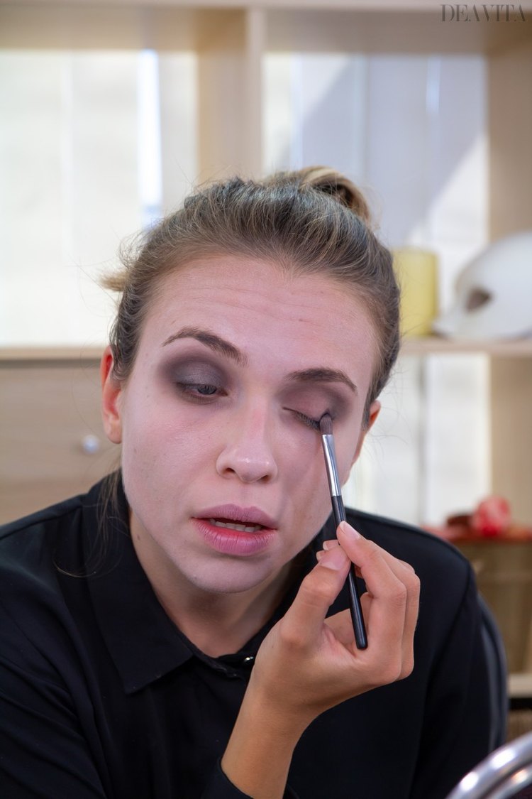 Upírske líčenie uprostred nanesie trblietavé svetlé tiene