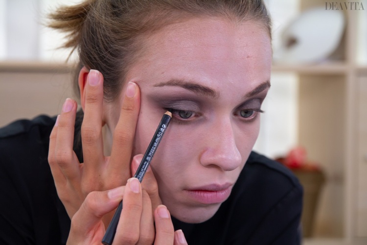 Upírsky make-up naneste čiernu kohl ceruzku