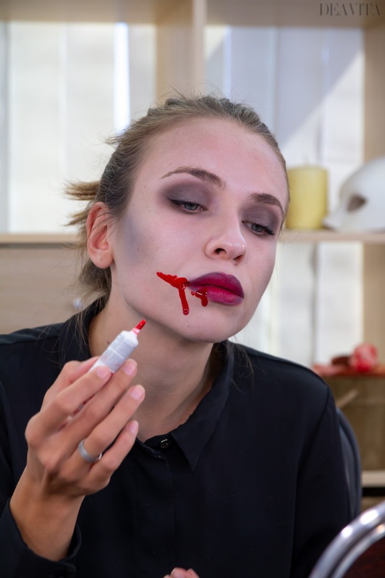 Upírsky make-up aplikuje falošnú krv na kútiky úst