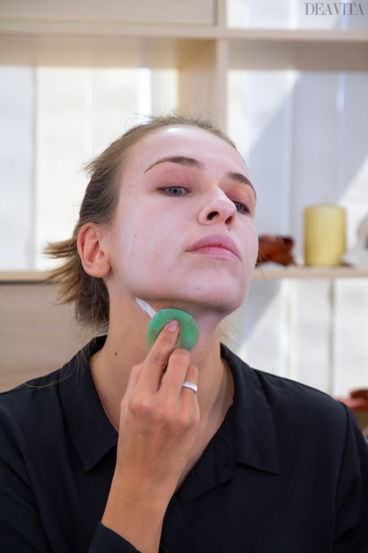 Upírsky make-up, biela farba na make-up, rozotretá na krku