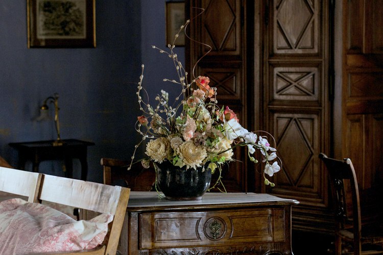 vázy -zdobiť-čierne-elegantné-tmavé-aranžovanie-kvety