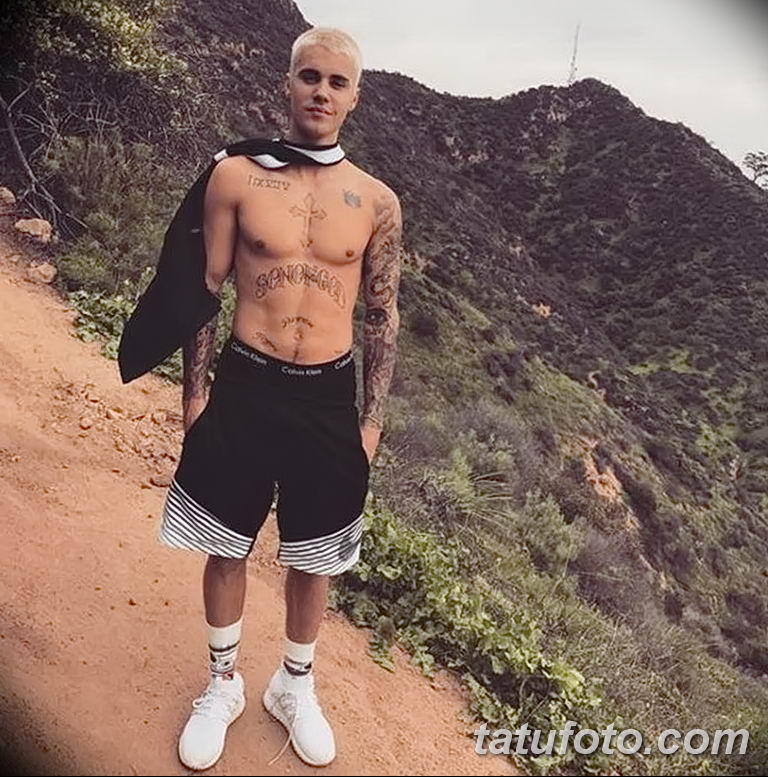 Justin Bieber - fotó a 22 -es oldalhoz Kereszt a mellkason