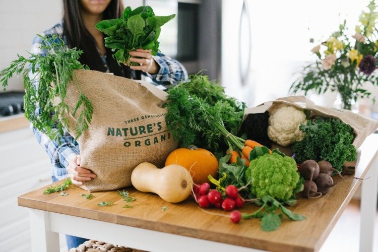 Bio zelenina z obchodu so zdravou výživou, ako napríklad tekvicová kapusta, reďkev, kalerábová mrkva a mnoho ďalších
