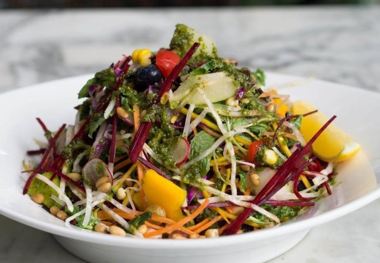 zdravý vegánsky šalát s klíčkami, zeleným šalátom, bielou kapustou a inými Recepty na vegánsku výživu zdravý-šalát-pripraviť