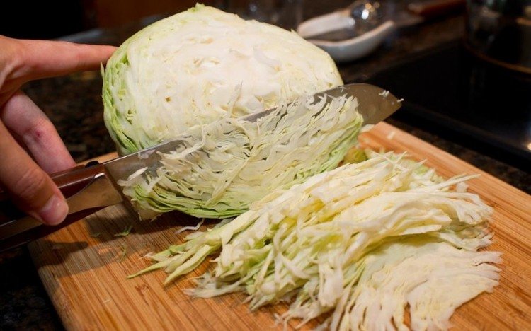 Bielu kapustu nakrájame na rezy na prúžky biela kapusta nakrájaná na vegánsky šalát od