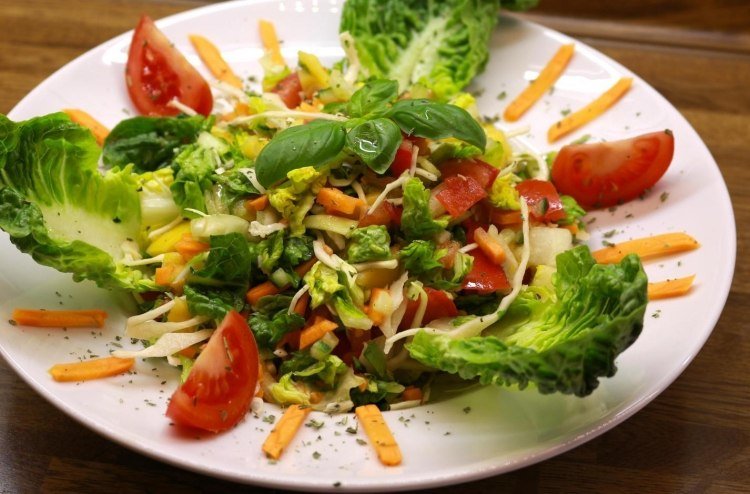 Recept na zdravý vegánsky šalát s dresingom Recepty na vegánsku výživu zdravý-vegánsky-šalát-DEAVITA