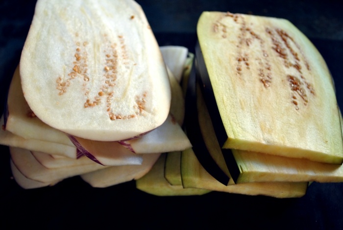 Baklažán nakrájajte podlhovasto a pokvapkajte soľou baklažánový rez