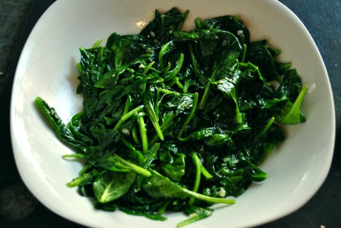 Špenát krátko povaríme, ochutíme cesnakom, soľou a olivovým olejom Príprava špenátu