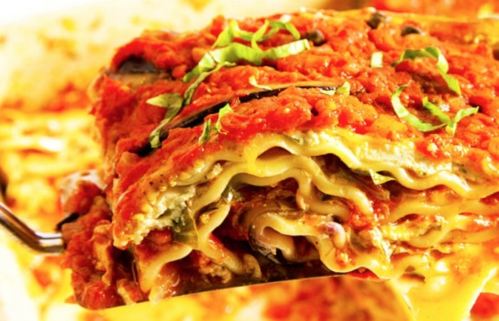 Vegánske lasagne podávajte s cesnakovým chlebom Vegánsko-zeleninovo-lasagne-super-chutné