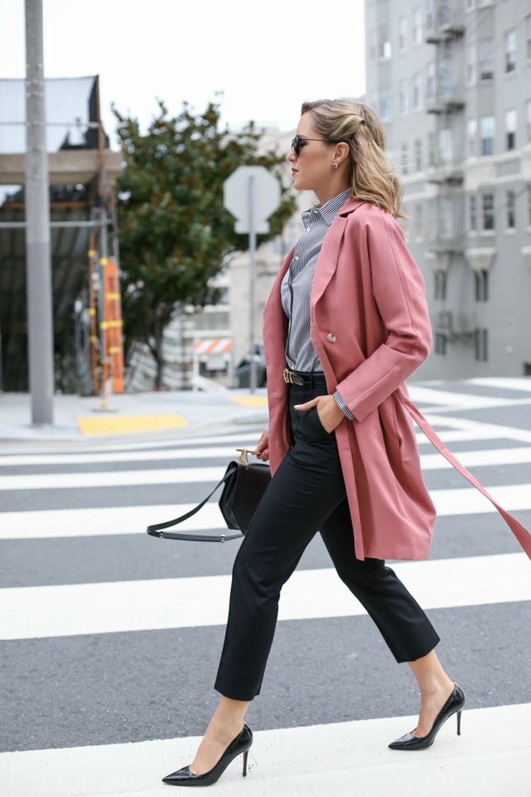 Dámska móda od Everlane s čiernymi nohavicami vegánska móda everlane-nohavice-čierny-kabát-ružový