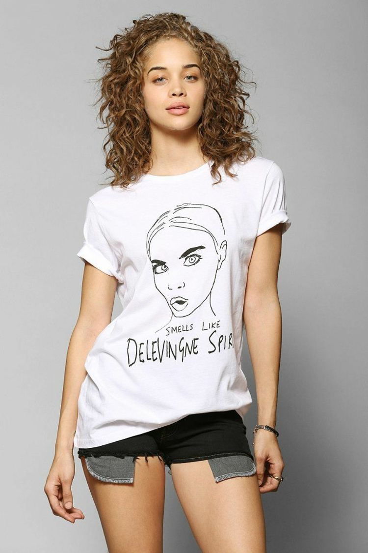 Športová móda s tričkom od Black Score vegánska móda čierne skóre-tričko-krátke nohavice-rifle