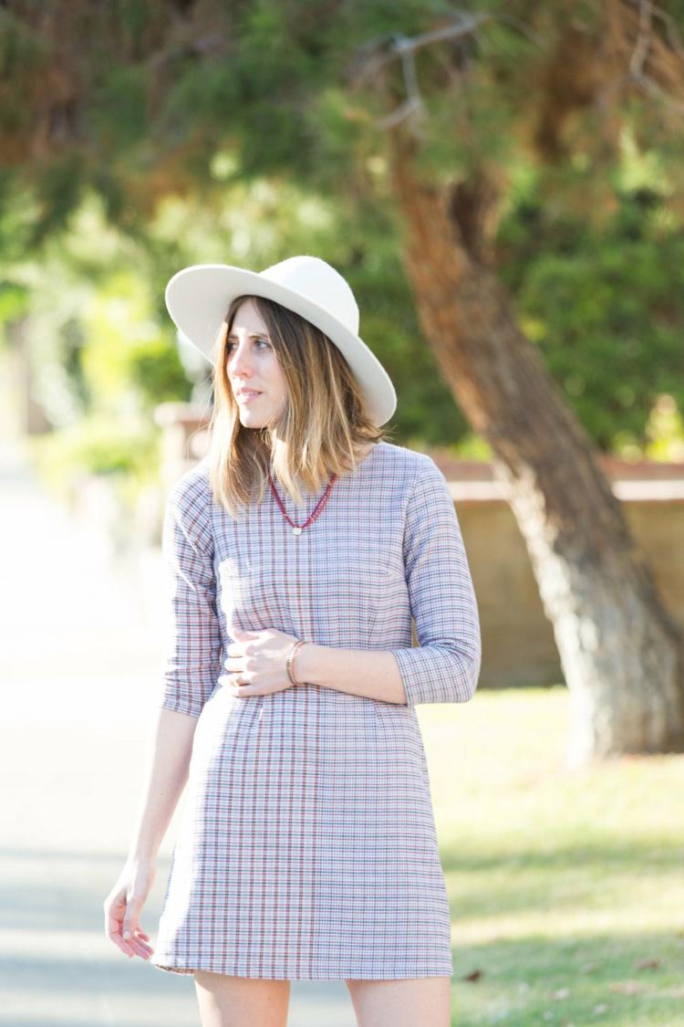 Módny outfit so sivými károvanými šatami fashion-vegan-grey-plaid-dress-mayamiko-design-hat