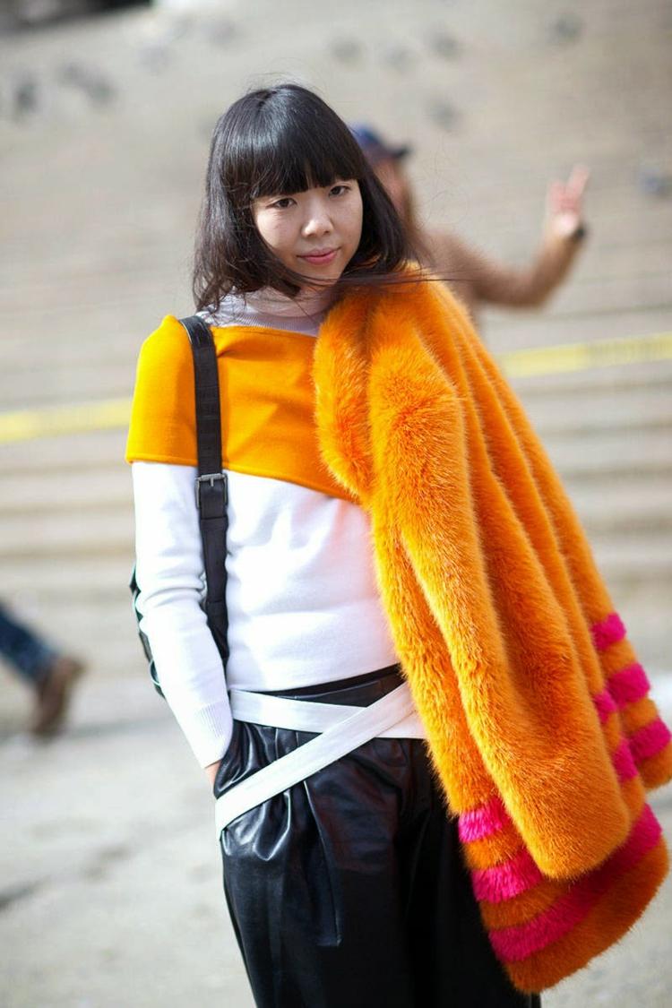 Živá móda v nápadnom oranžovom kabáte kreviet móda-vegánsky-oranžový-kabát-krevety-pruhy-ružovo-moderný vzhľad