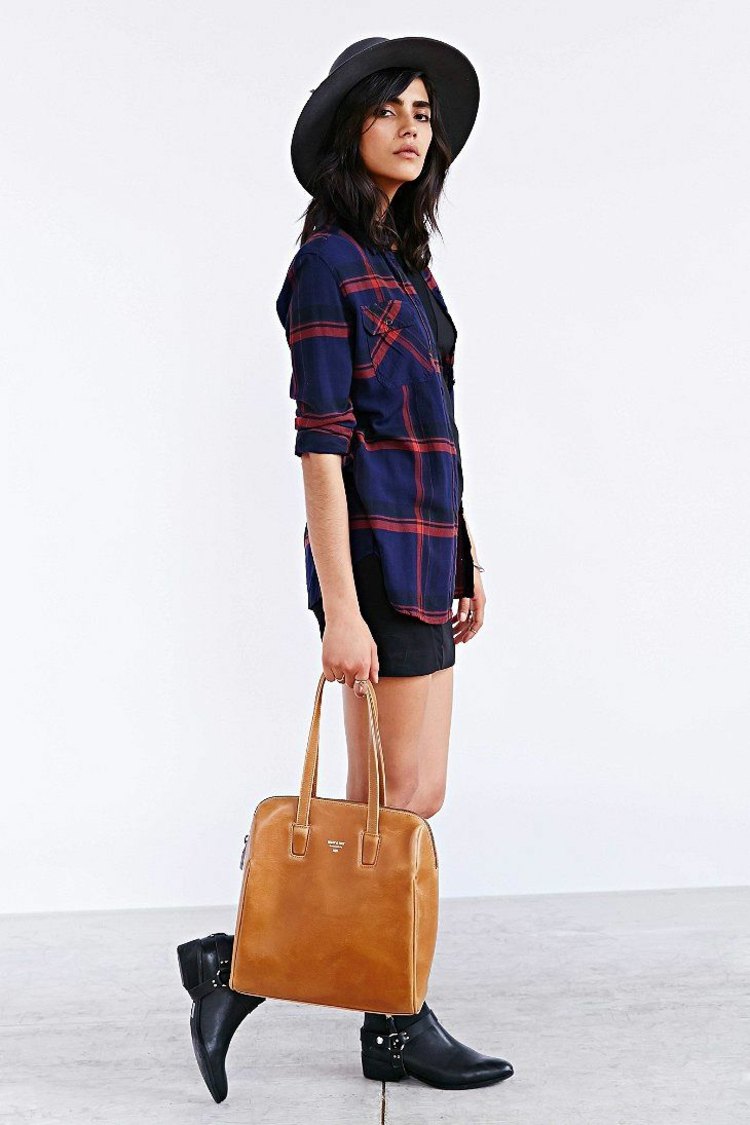 Móda od Matt & amp; Nat fashion-vegan-matt-nat-design-kockovaná košeľa-modrá-čiapka-nápad-kabelka-hnedá