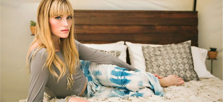 Vegánske oblečenie je šetrné k životnému prostrediu móda-vegan-havran-ľalia-široké-oblečenie-elegantné-každodenné-inšpirácia